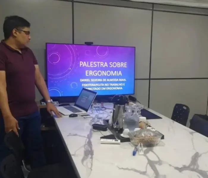 Daniel ministrando palestra sobre ergonomia